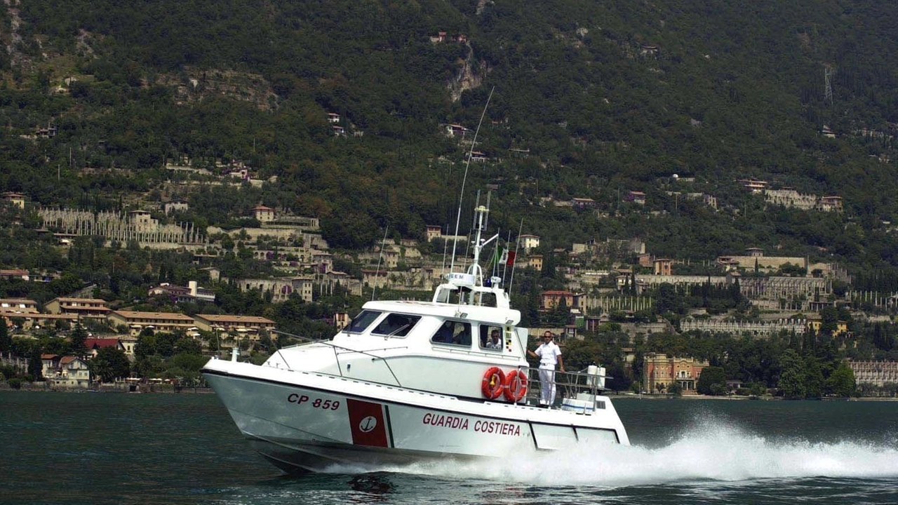 Macabro rinvenimento ieri mattina da parte di un passante a Toscolano Maderno, sul lago di Garda. Il cadavere di una...