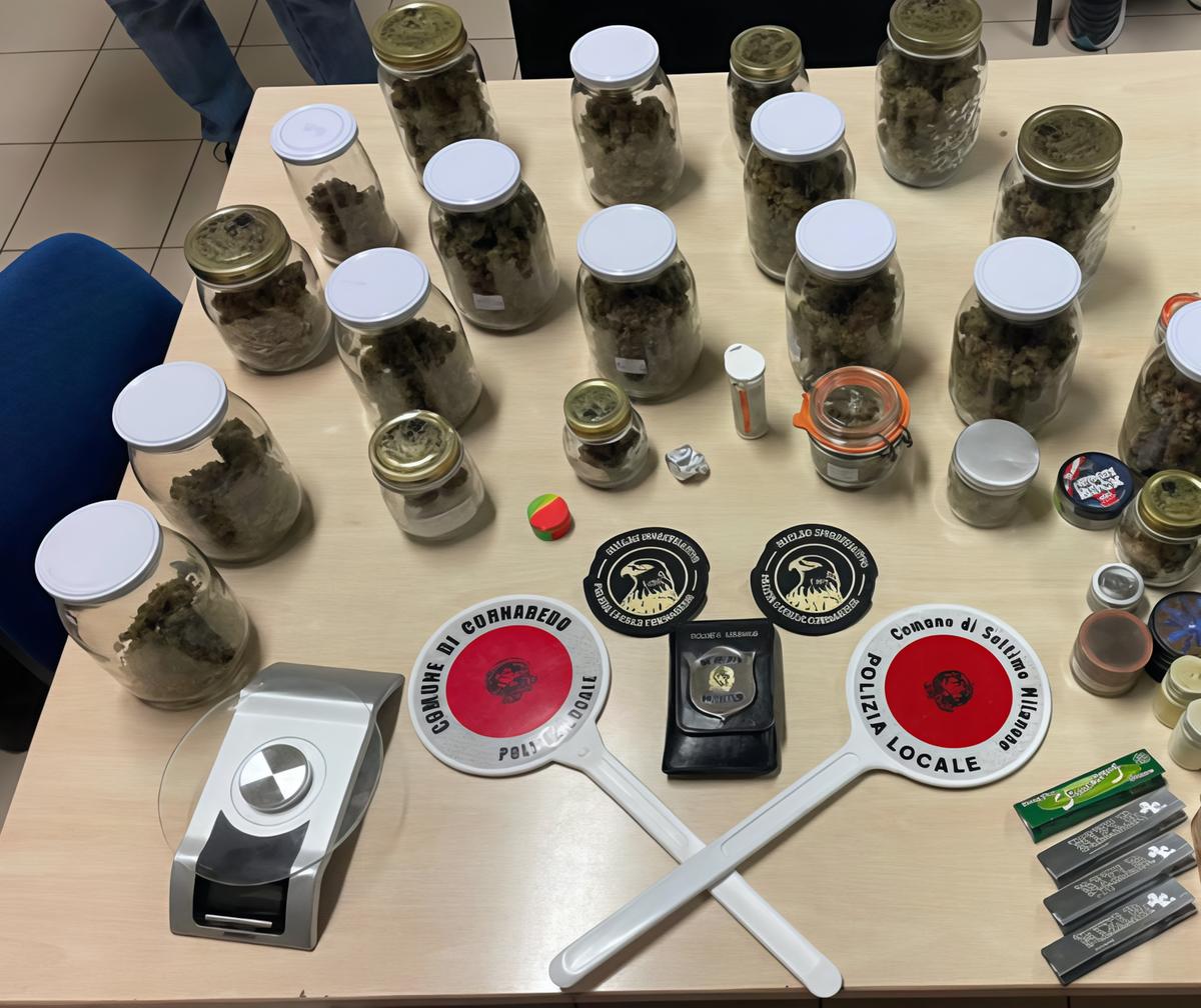 Pensionato pusher arrestato. In cucina barattoli di droga e in casa soldi in contanti Pensionato pusher arrestato. In cucina barattoli di droga e in casa soldi in contanti