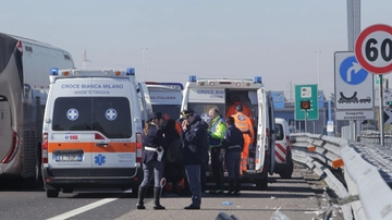 Milano, a piedi sulla tangenziale est: travolto e ucciso da un’auto
