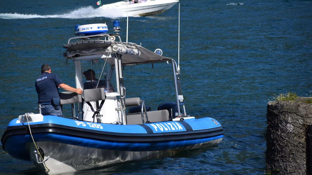 La barca della polizia sul lago di Como La barca della polizia sul lago di Como