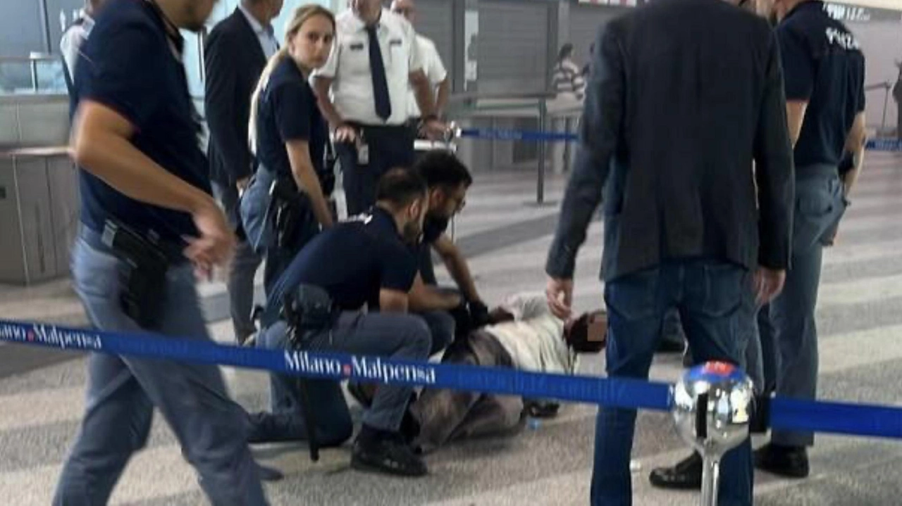 Aboubacar Traoré è stato fermato in aeroporto da alcuni passeggeri e quindi dalla Polizia di frontiera