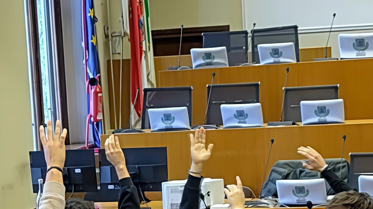 Le scuole superiori di Monza sono entrate in Comune per fare visita al sindaco e appurare come funziona la macchina... Le scuole superiori di Monza sono entrate in Comune per fare visita al sindaco e appurare come funziona la macchina...