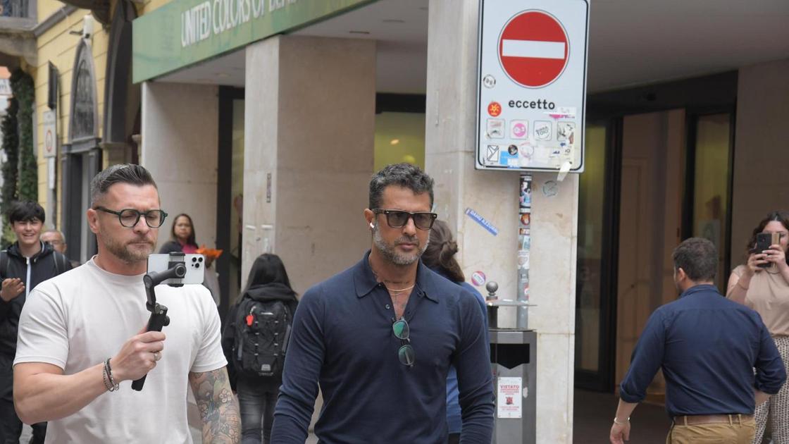 In via Cavour troupe e curiosi: "Vorrei diventare giornalista. Qui a vedere da vicino il lavoro"