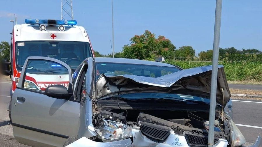 Sei feriti, tra cui due minori, in un incidente a Guardamiglio. Tre auto coinvolte sulla via Emilia, carabinieri e vigili del fuoco sul posto. Feriti soccorsi, nessuno grave. Sei feriti, tra cui due minori, in un incidente a Guardamiglio. Tre auto coinvolte sulla via Emilia, carabinieri e vigili del fuoco sul posto. Feriti soccorsi, nessuno grave.