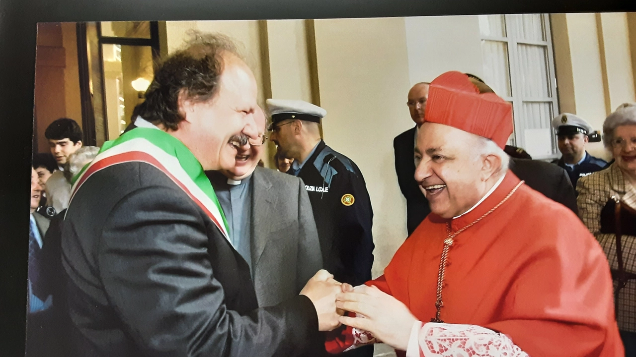 Massimo Donati quand’era sindaco di Seveso con il cardinale Tettamanzi Massimo Donati quand’era sindaco di Seveso con il cardinale Tettamanzi