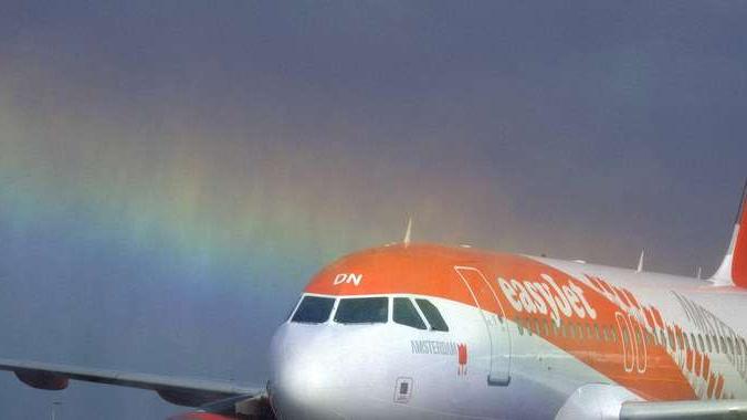 Fumo in cabina: volo EasyJet diretto a Fuertevenuta rientra in emergenza a Malpensa Fumo in cabina: volo EasyJet diretto a Fuertevenuta rientra in emergenza a Malpensa