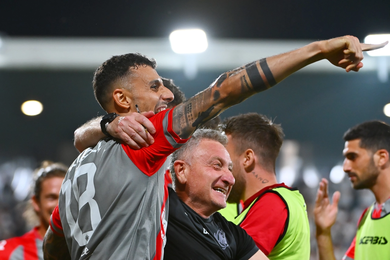 L'esultanza di Vazquez per il secondo gol che segna la vittoria sul campo dello Spezia e che ha riaperto le porte della Serie A