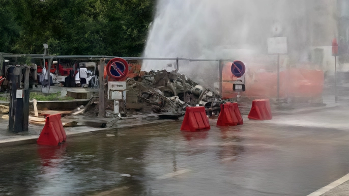 A Milano, una tubatura dell'acquedotto danneggiata da un escavatore ha causato un'allagamento in piazza Sant'Agostino. È la quarta volta quest'estate che accade un incidente simile, con conseguenze meno gravi rispetto ai precedenti. L'acqua ha raggiunto anche la stazione della metropolitana, causando disagi temporanei. A Milano, una tubatura dell'acquedotto danneggiata da un escavatore ha causato un'allagamento in piazza Sant'Agostino. È la quarta volta quest'estate che accade un incidente simile, con conseguenze meno gravi rispetto ai precedenti. L'acqua ha raggiunto anche la stazione della metropolitana, causando disagi temporanei.