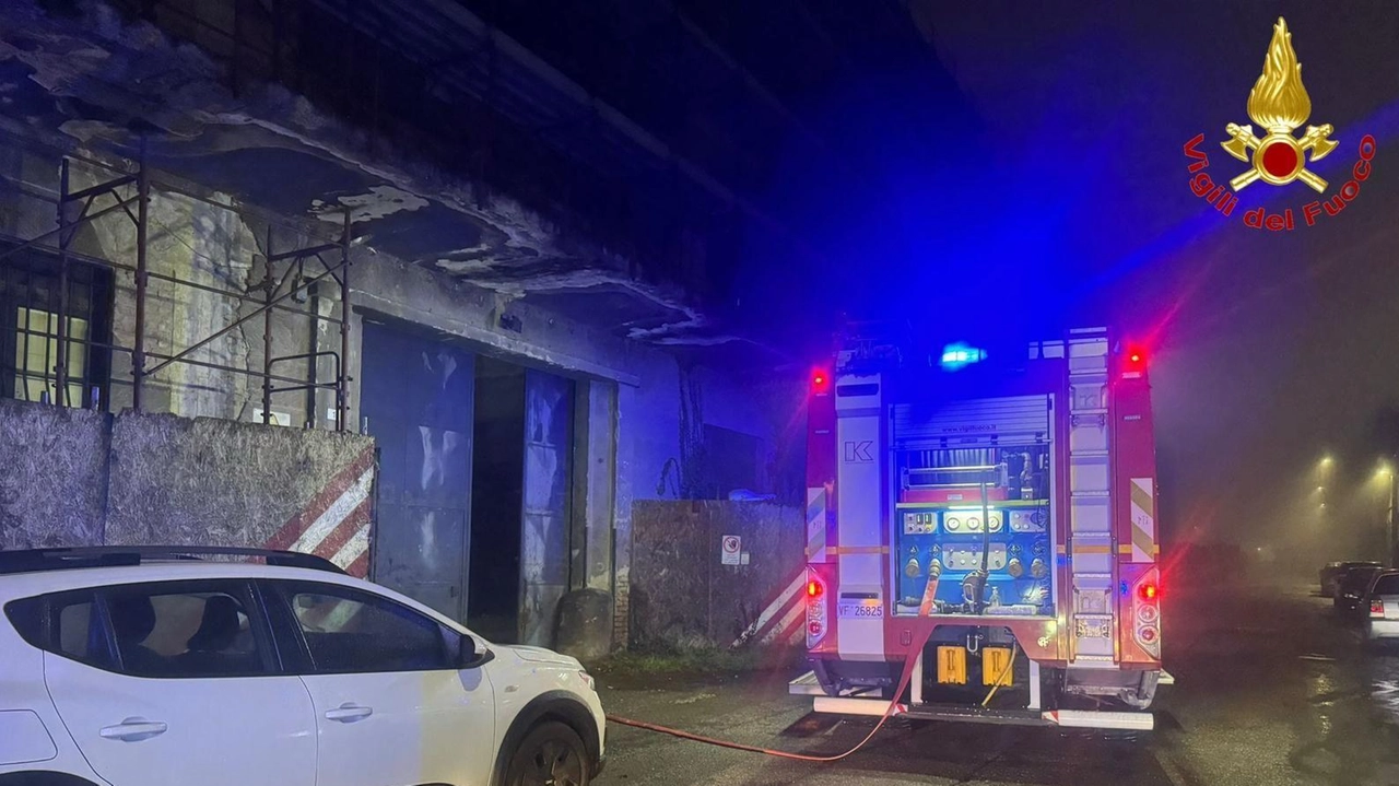 Principio di incendio nella fabbrica dismessa, all’interno c’era un senzatetto in cerca di riparo dal freddo. L’allarme è scattato alle... Principio di incendio nella fabbrica dismessa, all’interno c’era un senzatetto in cerca di riparo dal freddo. L’allarme è scattato alle...