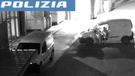 Il giovane a bordo di uno dei furgoni violati nel parcheggio dell'ospedale di Lodi (Frame video polizia) Il giovane a bordo di uno dei furgoni violati nel parcheggio dell'ospedale di Lodi (Frame video polizia)