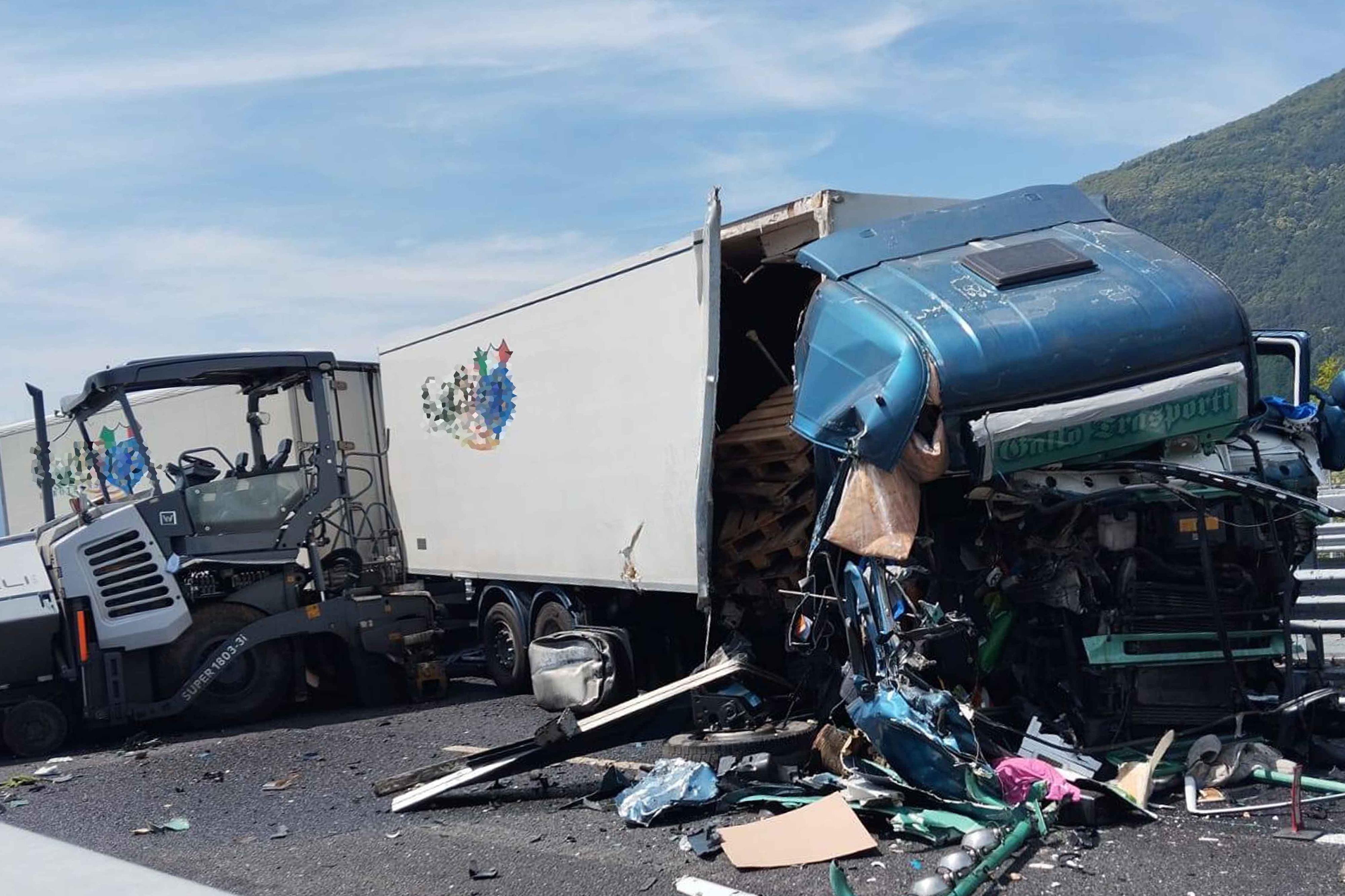 Delebio: tir sbatte contro asfaltatrice, statale 38 in tilt Delebio: tir sbatte contro asfaltatrice, statale 38 in tilt