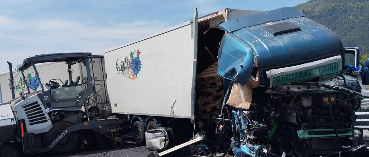 Delebio: tir sbatte contro asfaltatrice, statale 38 in tilt
