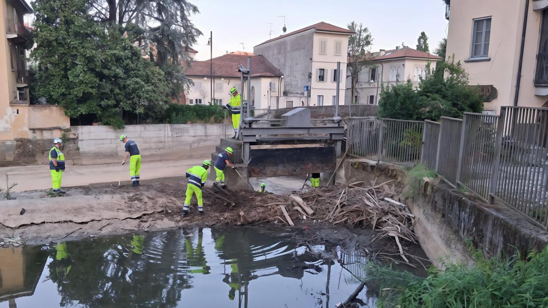 La Protezione civile in missione. Operazione “Lambro pulito”. Via i detriti dal Mulino Colombo La Protezione civile in missione. Operazione “Lambro pulito”. Via i detriti dal Mulino Colombo
