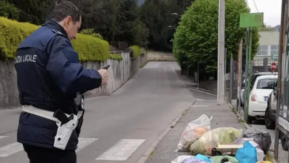 Monza continua a fare i conti con episodi di inciviltà. L’abbandono dei rifiuti si sta rivelando un fenomeno diffuso, con... Monza continua a fare i conti con episodi di inciviltà. L’abbandono dei rifiuti si sta rivelando un fenomeno diffuso, con...