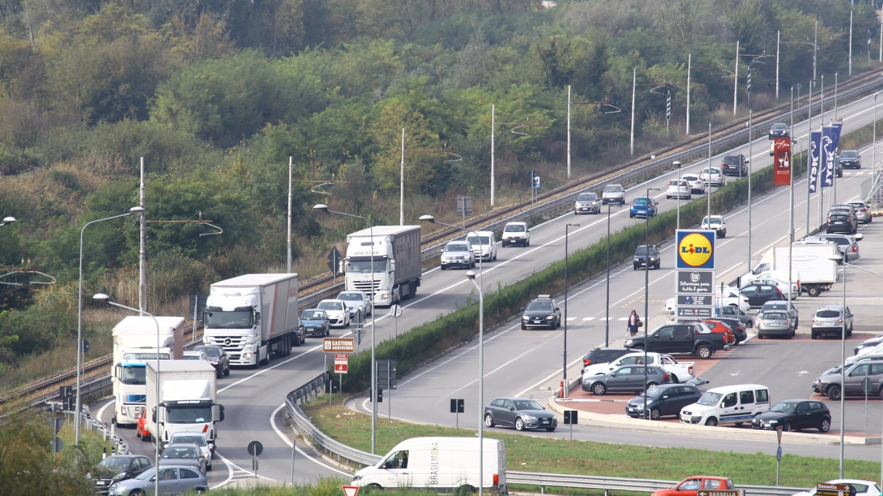 Lunghe code sulla Statale 38 in zona Sassella alle porte del capoluogo valtellinese