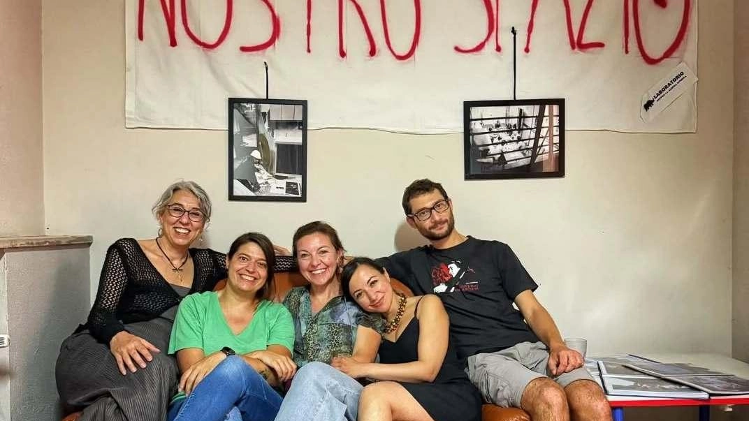 Il gruppo che ha gestito le attività all’interno dello spazio «casa in Movimento» Dopo quasi vent’anni il centro sociale. e collettivo chiude i. battenti Il gruppo che ha gestito le attività all’interno dello spazio «casa in Movimento» Dopo quasi vent’anni il centro sociale. e collettivo chiude i. battenti