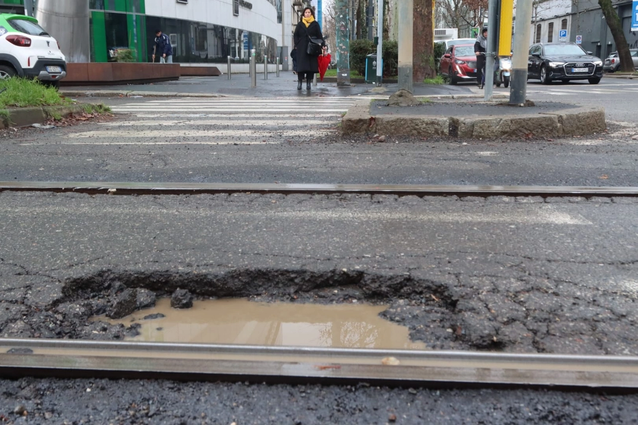 Buca vicino ai binari tra viale Stelvio e via Valtellina