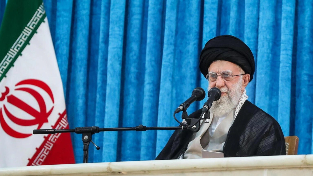 Ali Khamenei annuncia l'inizio della battaglia mentre aumentano le tensioni tra Iran e Israele con scambi di missili. Ali Khamenei annuncia l'inizio della battaglia mentre aumentano le tensioni tra Iran e Israele con scambi di missili.