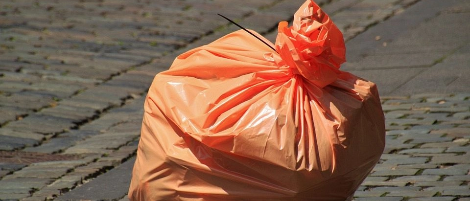Abbandona rifiuti in strada a Nerviano, identificata da uno scontrino: “Nel mio Paese si usa così”