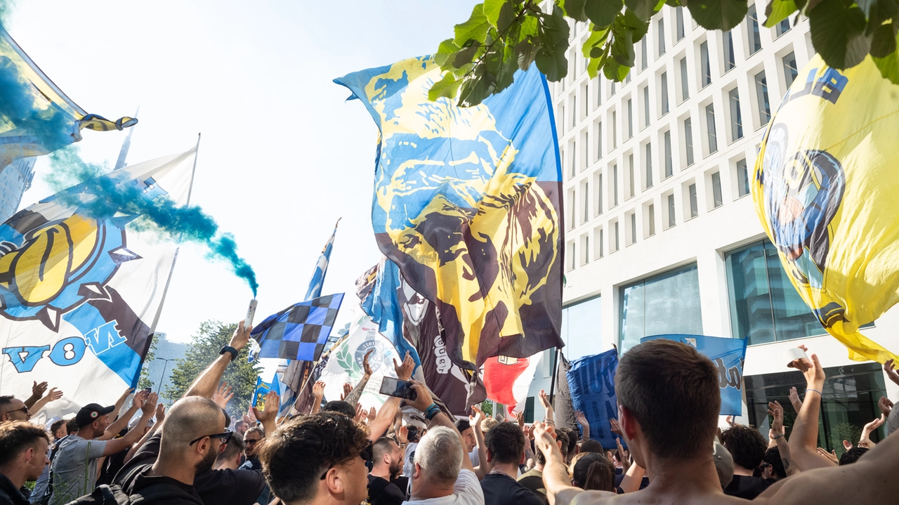 La protesta del tifo organizzato interista contro la società per la mancata possibilità di acquistare il biglietto per la finale di Champions League. Ora una nuova manifestazione potrebbe essere indetta per quello che sembra il secondo capitolo della stessa vicenda