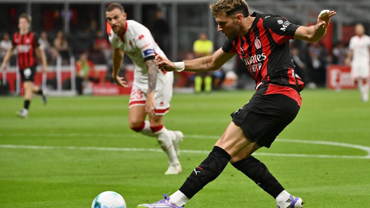 Santiago Gimenez in azione contro il Bari nella gara di Coppa Italia vinta 2-0 Santiago Gimenez in azione contro il Bari nella gara di Coppa Italia vinta 2-0