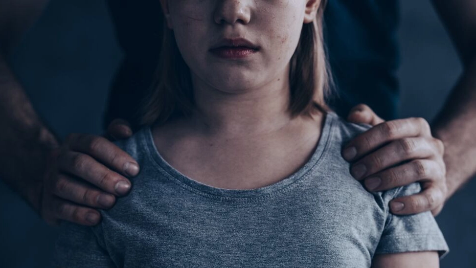 Secondo gli inquirenti, avrebbe molestato le bambine in occasione di eventi conviviali o feste