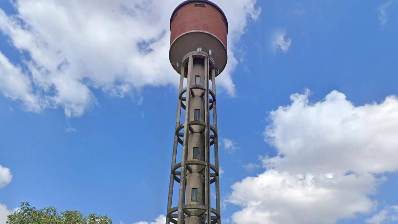 La torre alta 35 metri sarà “tagliata“ per limitare la polvere Ogni porzione sarà trasportata a terra con l’autogru La torre alta 35 metri sarà “tagliata“ per limitare la polvere Ogni porzione sarà trasportata a terra con l’autogru