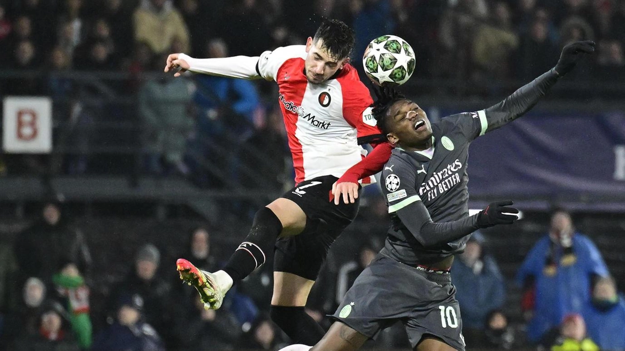 Il milanista Leao contrastato dal difensore Jakub Moder del Feyenoord Il milanista Leao contrastato dal difensore Jakub Moder del Feyenoord