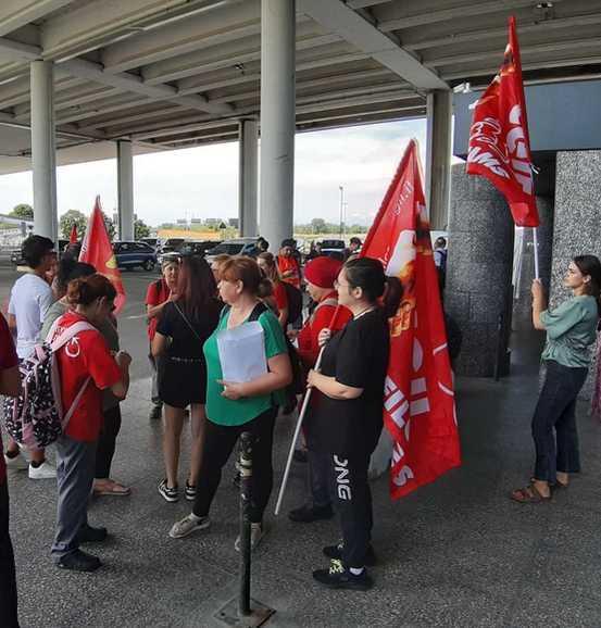 È protesta a Malpensa. Gli addetti alle pulizie: speculano sui buoni pasto È protesta a Malpensa. Gli addetti alle pulizie: speculano sui buoni pasto