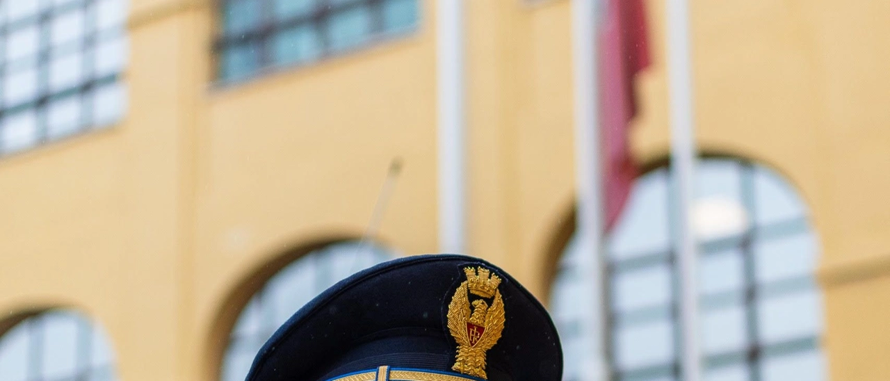 Poliziotto fuori servizio salva la vita a un uomo: massaggio cardiaco provvidenziale