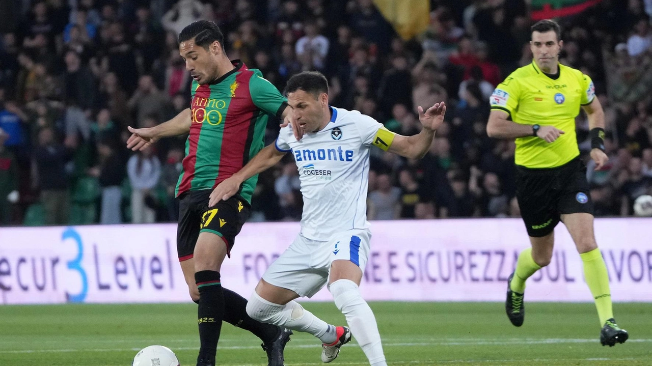 Il capitano della Giana Erminio, Daniele Pinto, lotta per conquistare il pallone Il capitano della Giana Erminio, Daniele Pinto, lotta per conquistare il pallone