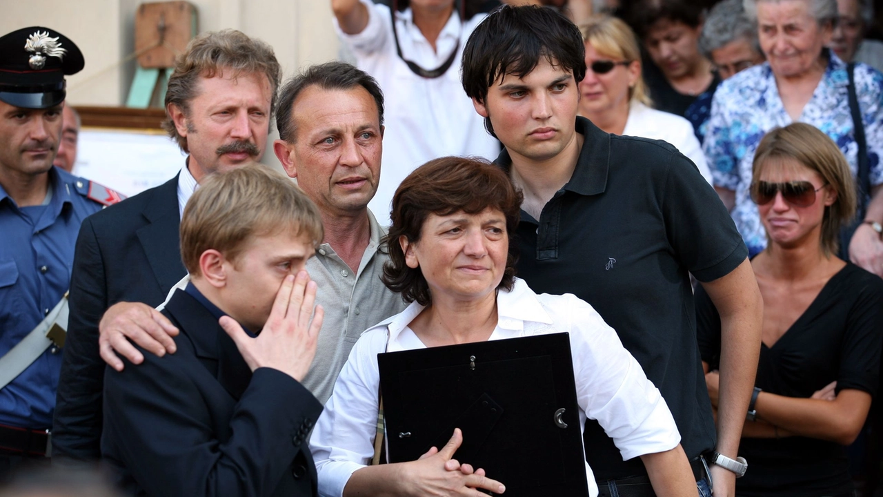 Mamma Rita Preda, papà Giuseppe Poggi e il figlio Marco ai funerali di Chiara con Alberto Stasi. A sinistra, ultimo in fondo, l’avvocato Ermanno Cappa, papà delle gemelle Paola e Stefania (a destra nella foto) Mamma Rita Preda, papà Giuseppe Poggi e il figlio Marco ai funerali di Chiara con Alberto Stasi. A sinistra, ultimo in fondo, l’avvocato Ermanno Cappa, papà delle gemelle Paola e Stefania (a destra nella foto)