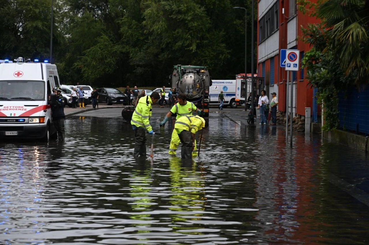 Maltempo, a Milano esonda il fiume Lambro