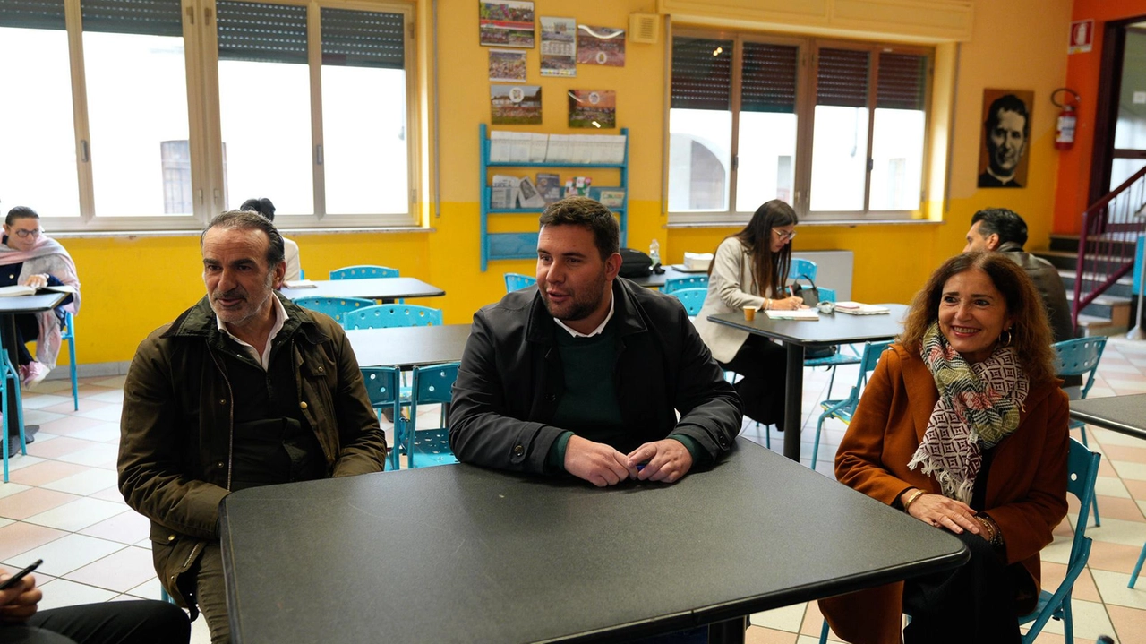 Da sinistra, il presidente della Provincia Fabrizio Santantonio, il sindaco di Casalpusterlengo Elia Delmiglio e la dirigente scolastica Antonia Rizzi Da sinistra, il presidente della Provincia Fabrizio Santantonio, il sindaco di Casalpusterlengo Elia Delmiglio e la dirigente scolastica Antonia Rizzi