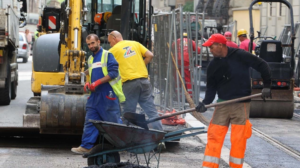 Lonate Pozzolo: 350mila euro per la manutenzione straordinaria delle strade comunali. Interventi su diverse vie e rotonde, con attenzione alla sicurezza stradale e ai percorsi alternativi durante i lavori. Lonate Pozzolo: 350mila euro per la manutenzione straordinaria delle strade comunali. Interventi su diverse vie e rotonde, con attenzione alla sicurezza stradale e ai percorsi alternativi durante i lavori.