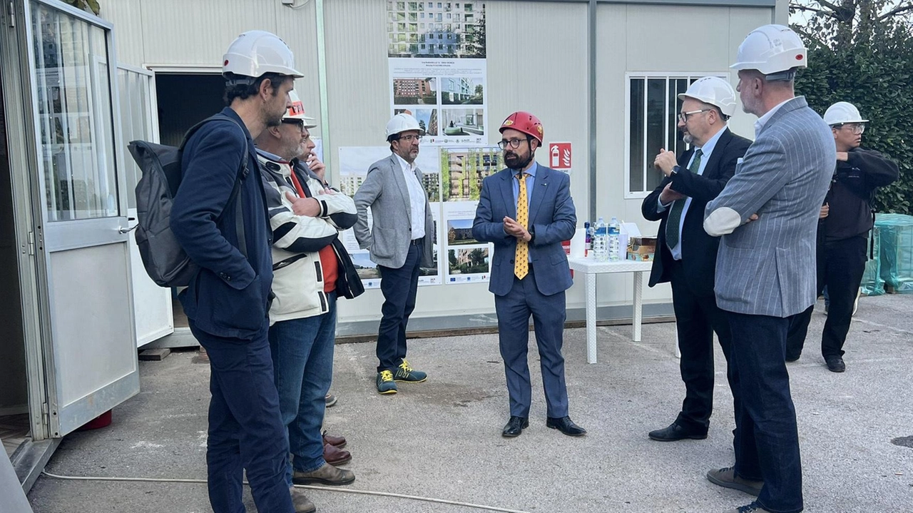 L’assessore alla Casa e all’Housing sociale di Regione Lombardia Paolo Franco in visita al cantiere di via Baradello L’assessore alla Casa e all’Housing sociale di Regione Lombardia Paolo Franco in visita al cantiere di via Baradello