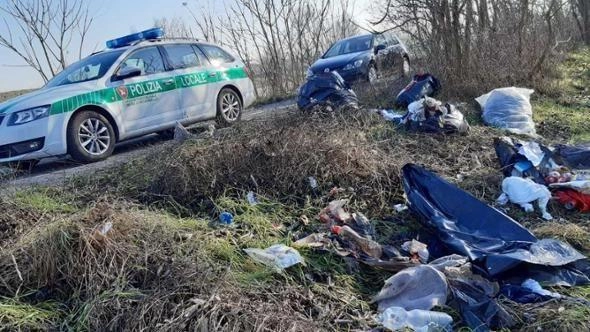 La trasferta nel Comasco, a Lomazzo, per abbandonare un carico di rifiuti in un bosco lungo la provinciale 33 è... La trasferta nel Comasco, a Lomazzo, per abbandonare un carico di rifiuti in un bosco lungo la provinciale 33 è...