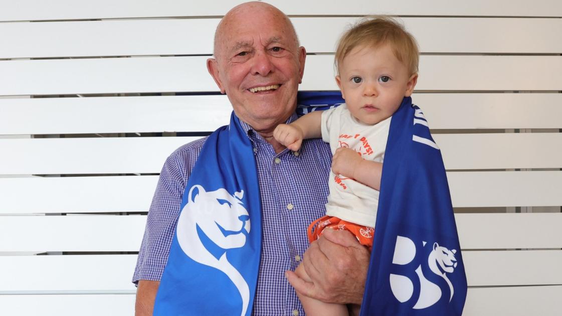 Mario, 90 anni, con il bisnipote Enea, 10 mesi in coda per l’abbonamento: Union Brescia, passione senza età
