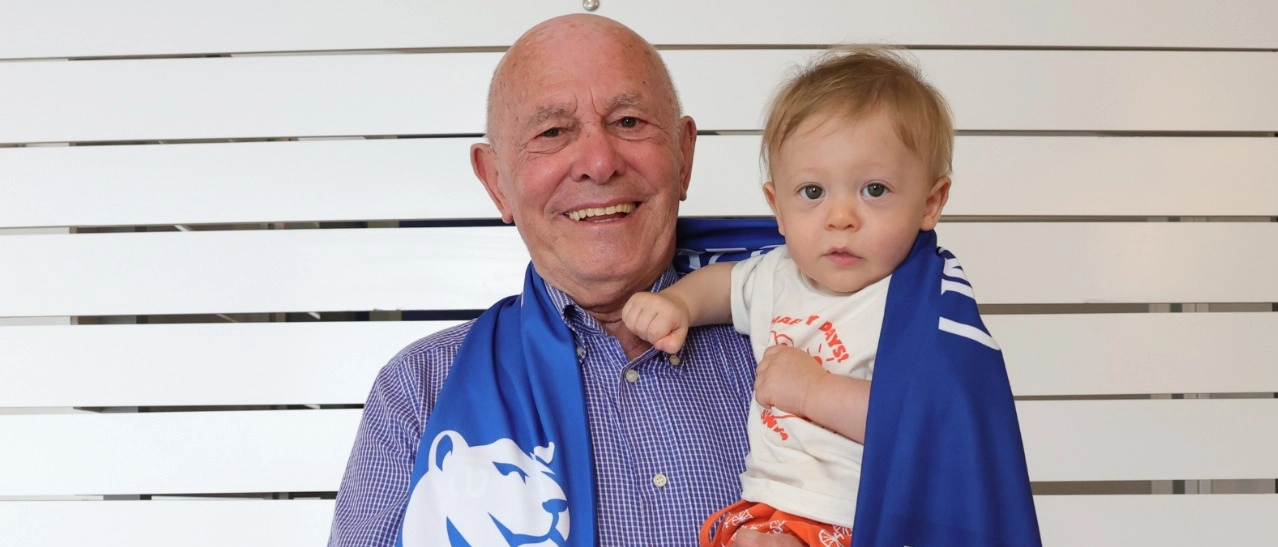 Mario, 90 anni, con il bisnipote Enea di 10 mesi in coda per l’abbonamento all’Union Brescia: passione senza età