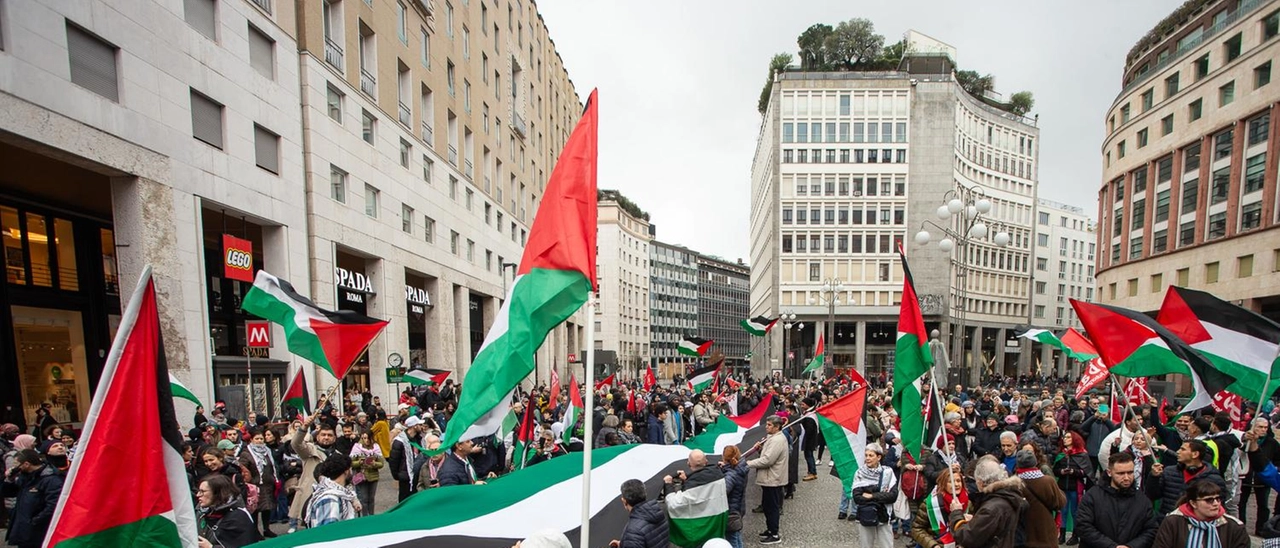 Sciopero, a Milano corteo sindacati base: “Fermare il genocidio in Palestina e alzare i salari”