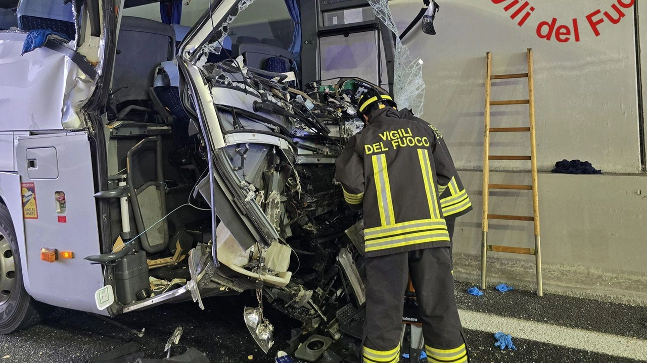 BREGNANO (Como) La foto del pullman, con i suoi vetri frantumati e tutta la parte anteriore sventrata, restituisce in un attimo...