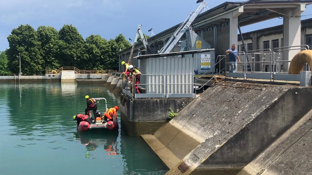 Il corpo è stato ripescato ieri. Le ricerche di sommozzatori vigili del fuoco carabinieri e Protezione civile sono scattate subito ma le speranze di ritrovare il ragazzo vivo erano ridotte al lumicino Il corpo è stato ripescato ieri. Le ricerche di sommozzatori vigili del fuoco carabinieri e Protezione civile sono scattate subito ma le speranze di ritrovare il ragazzo vivo erano ridotte al lumicino