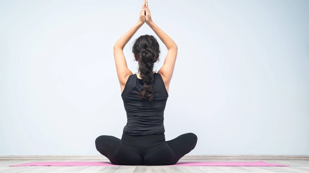 Una ragazza che pratica yoga Una ragazza che pratica yoga