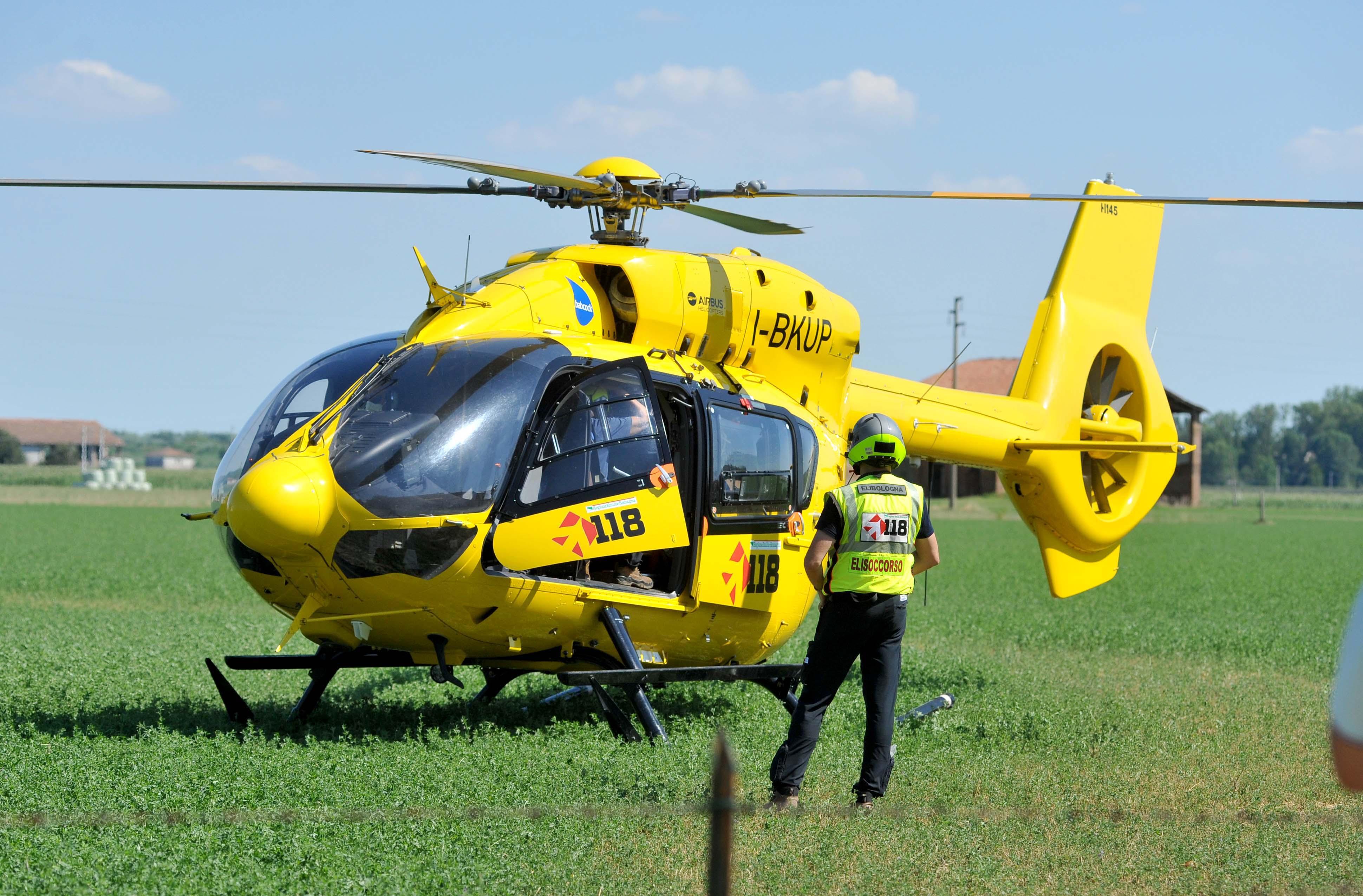 pavia scontro frontale tra moto e scooter grave una donna 58enne di borgarello