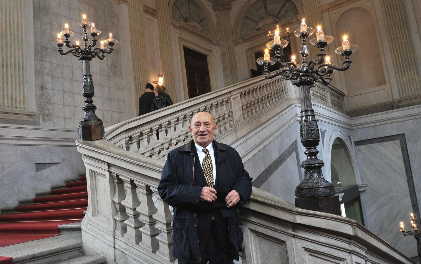 Morto Arnaldo Pomodoro, il celebre scultore delle sfere di bronzo Morto Arnaldo Pomodoro, il celebre scultore delle sfere di bronzo