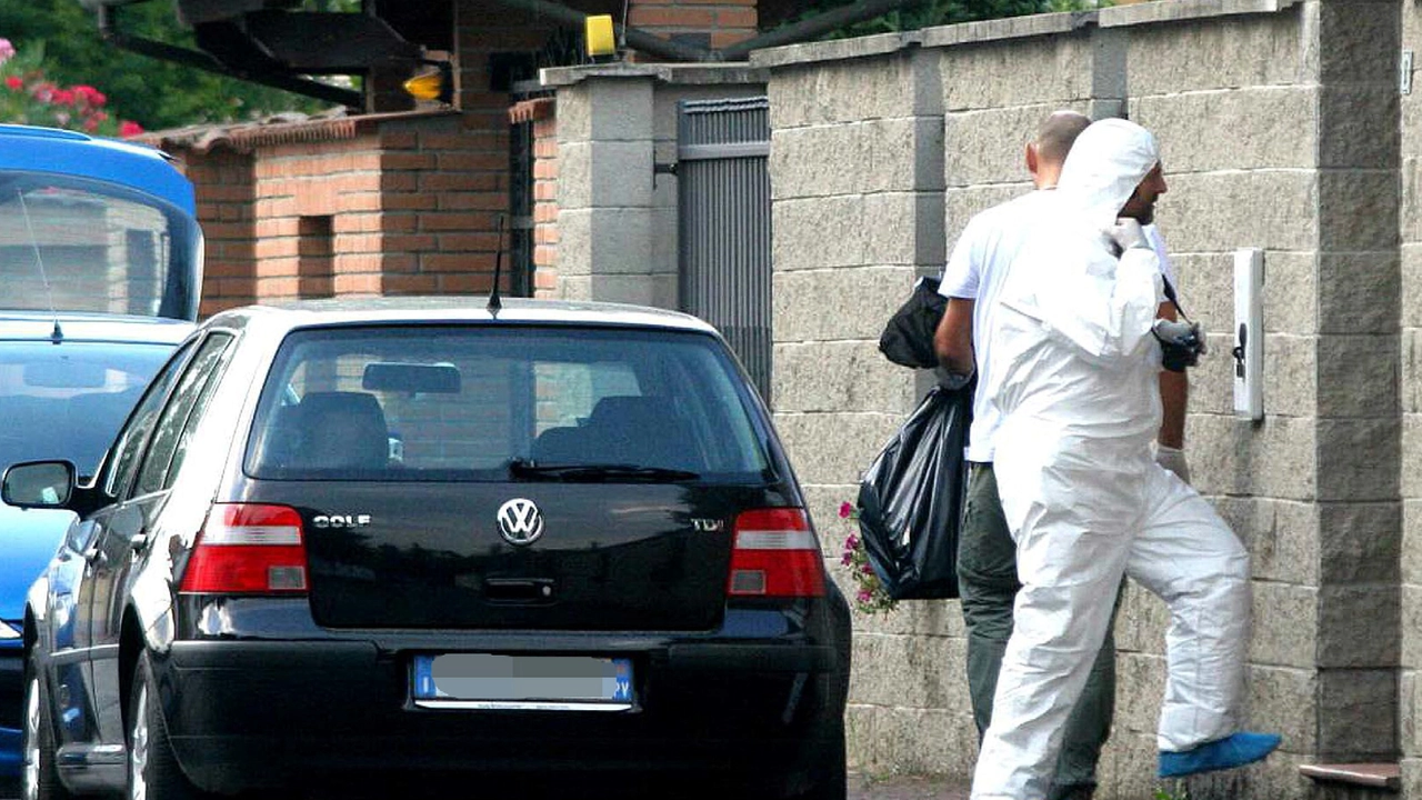 Un vecchio sopralluogo dei Ris nella villetta di Garlasco dove fu uccisa Chiara Poggi Un vecchio sopralluogo dei Ris nella villetta di Garlasco dove fu uccisa Chiara Poggi