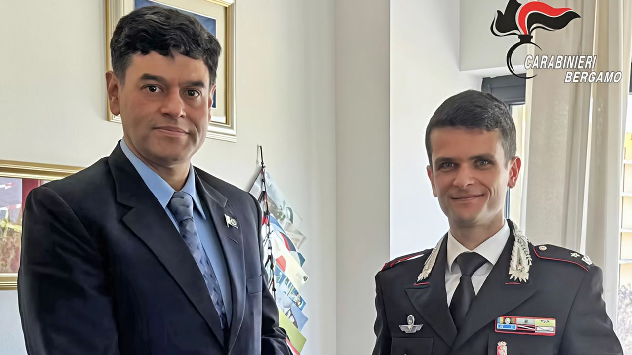 Il vice console del Pakistan ringrazia i carabinieri di Bergamo per aver risolto il caso dell'incendio al centro islamico di Montello. Un operaio bergamasco di 50 anni è stato identificato come l'autore dell'atto intimidatorio. Il vice console del Pakistan ringrazia i carabinieri di Bergamo per aver risolto il caso dell'incendio al centro islamico di Montello. Un operaio bergamasco di 50 anni è stato identificato come l'autore dell'atto intimidatorio.