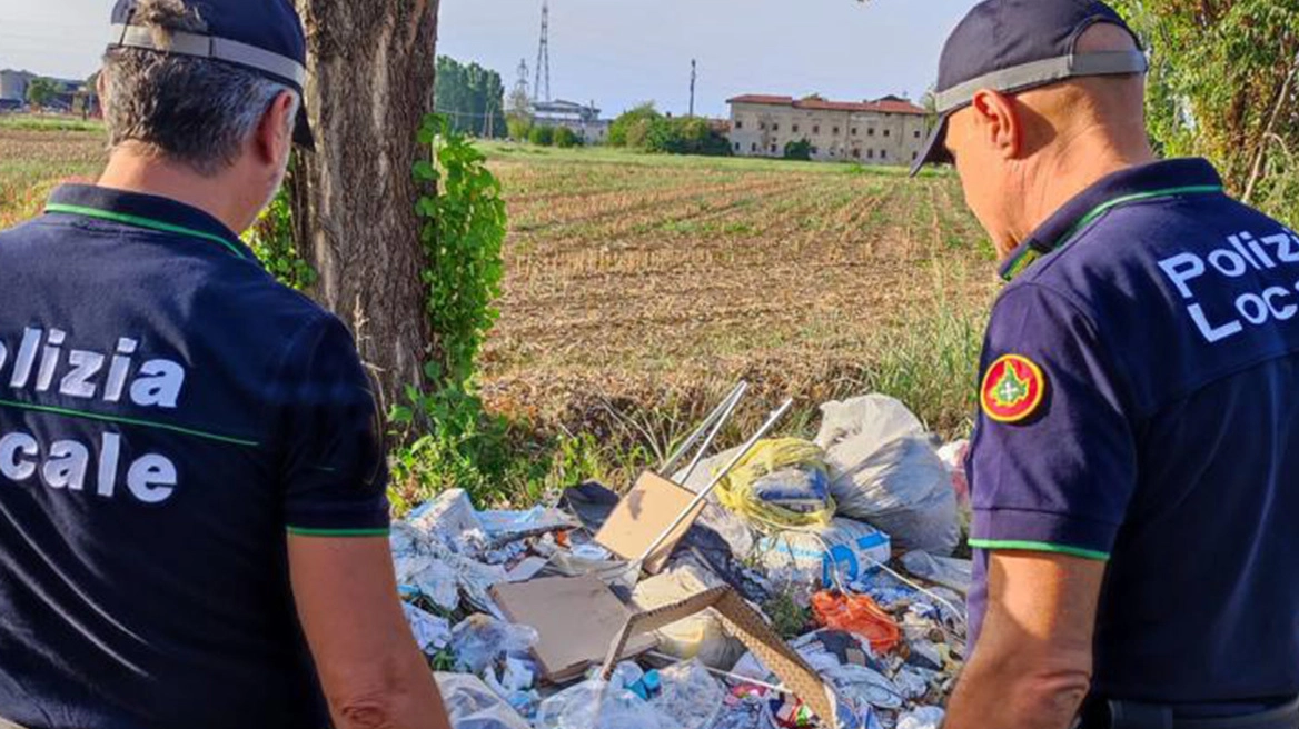 Gli agenti della polizia locale sono intervenuti dopo una segnalazione e hanno trovato l’ingente mole di rifiuti abbandonati nell’area di via Timavo