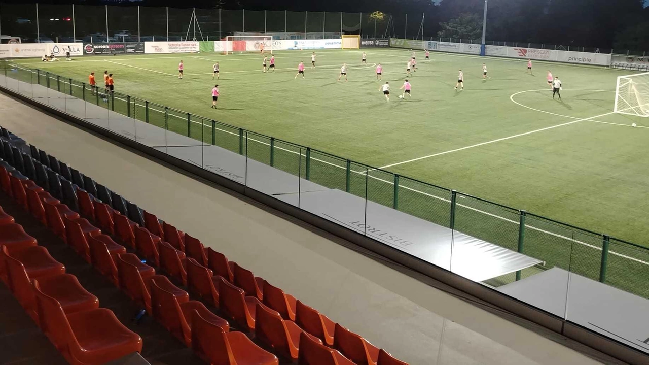 La società vimercatese ha in testa la Serie C e mette in programma lavori consistenti sullo stadio cittadino. In dirittura d’arrivo i nuovi spazi per la prima squadra intitolati al Cavaliere: sui muri le sue frasi celebri.