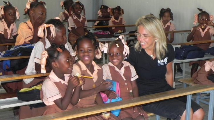 Mariavittoria Rava nella scuola organizzata dalla Fondazione Francesca Rava ad Haiti